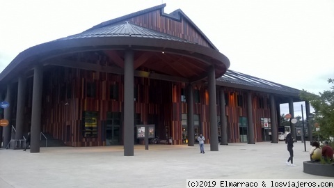 FRUTILLAR - Teatro del Lago
Gracias a a este teatro, el más austral del mundo con categoría internacional, la ciudad se ha convertido en un importante centro cultural de Chile. Fue construido con alta tecnología en acústica y en una arquitectura moderna. En él se celebran En él se celebran las reconocidas Semanas Musicales.
