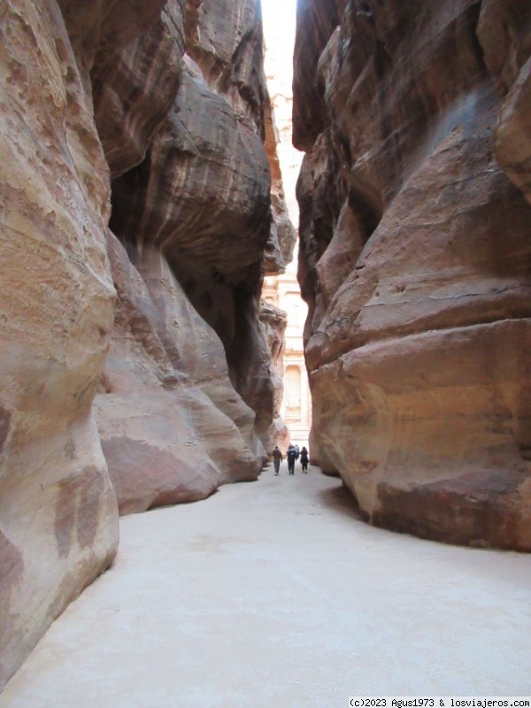 EN LAS INEXPUGNABLES RUINAS ROQUEÑAS DE LA PETRA NABATEA - Jordania al runrún de los Toyotas Coasters (1)