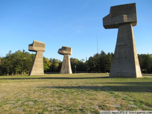 El monumento de los tres puños
Nis
