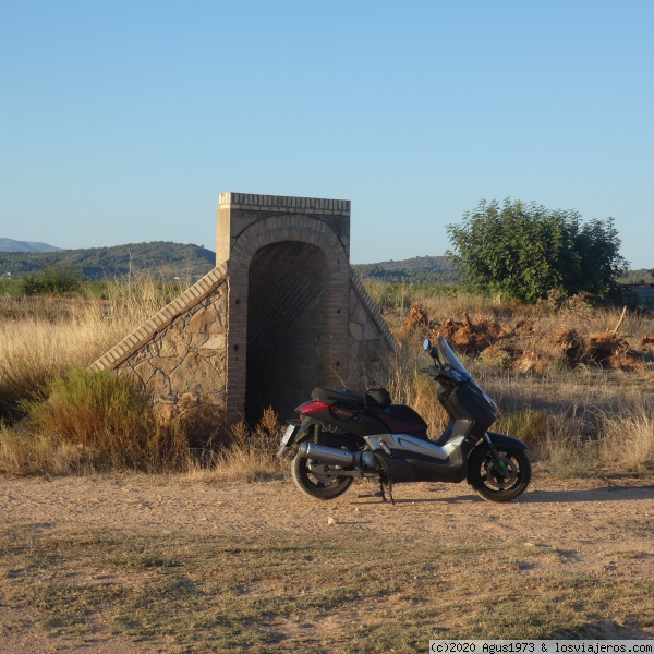 REFUGIO DEL AERODROMO DE VILLAR DEL ARZOBISPO
Antiguo refugio antiaéreo republicano de la guerra civil española.
