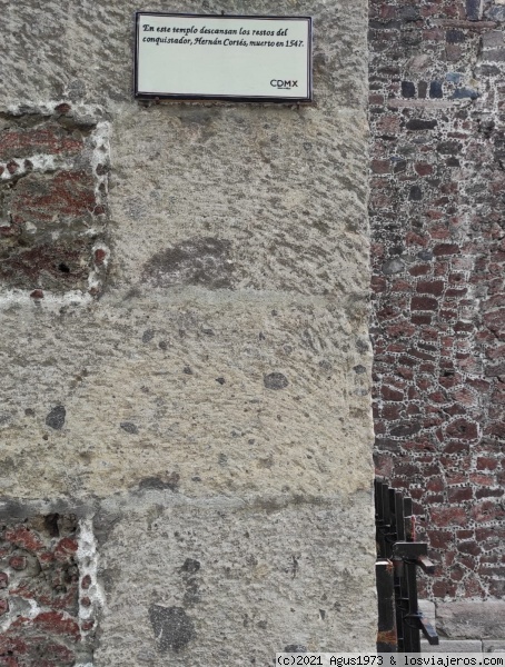 Inscripción en la fachada del Templo de Jesús Nazareno
Lo que pone en la inscripción: ” En este templo descansan los restos del conquistador, Hernán Cortés, muerto en 1547”,
