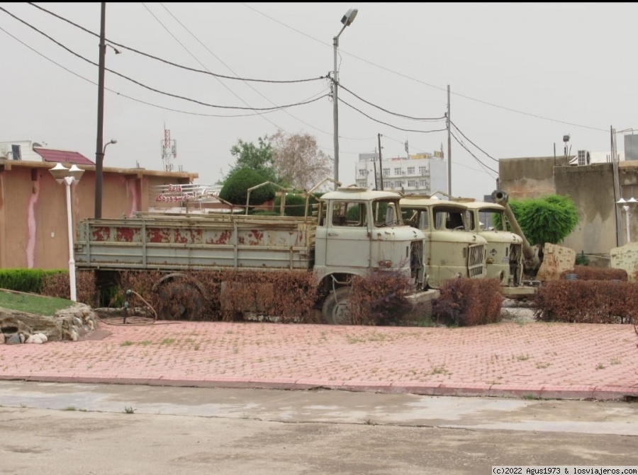 Viajar a  Iraq: Basora - Camiones de la época de Sadam Husein (Basora)