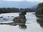 Casita de madera sobre una roca en medio del río Drina