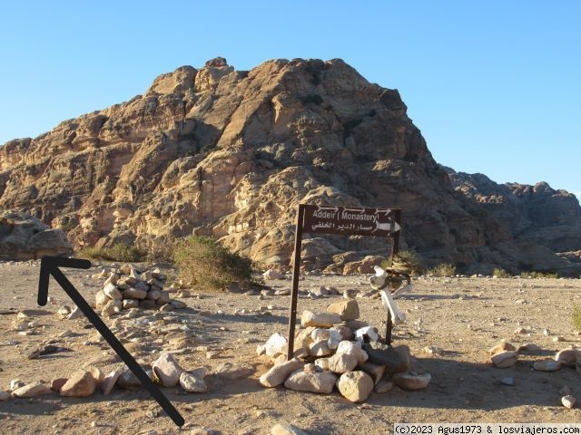 LOS DEVENIRES AZOROSOS DE UN MAGNÍFICO DÍA EN PETRA - Jordania al runrún de los Toyotas Coasters (2)