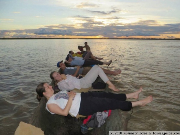 En el amazonas
por la tarde salimos a apreciar el atardecer, la caída del sol, para poder ver delfines
