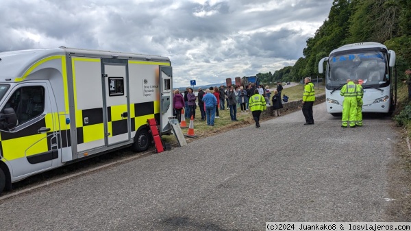 Bus parado en autovia por llevar rueda en mal estado
Nos paró la policia de trafico en Escocia, al ver el estado de los neumaticos del bus que nos puso Special Tours para hacer 400km ese dia,  Viejo, sucio olia a orines porque llevaba un aseo que estaba roto  y al pasar el  aire cuando estaba rodando el bus, salia un olor nauseabundo que nos hacia casi vomitar  La peor experiecia de mi vida en un viaje,
