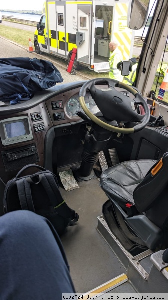 Bus parado por la policia durante 3 horas en la autovia de Escocia
La policia hizo una inspeccion al bus, al percatarse de su calamitoso estado  y  tuvinmos que estar durante 3 horas en le borde de la autovia esperando  cambiar una rueda que estaba muy deteriorada. Perdimos ese dia las actividades previstas pero recorrimos 400km en ese bus, No consintieron en cambiarlo hasta el dia siguiente por la tarde.
