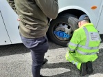 Policia inspeccionando la rueda del bus de Special Tours