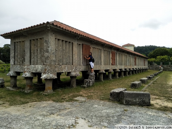 Hórreo en el Monasterio de Poio
Hórreo en el Monasterio de Poio
