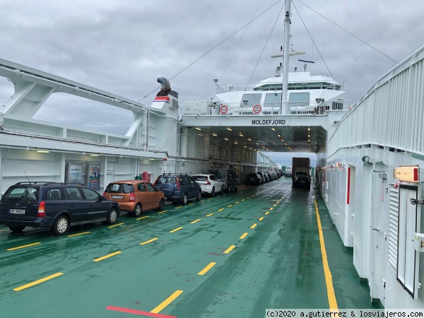 Entrada al ferry con el coche.
Entrada al ferry en coche
