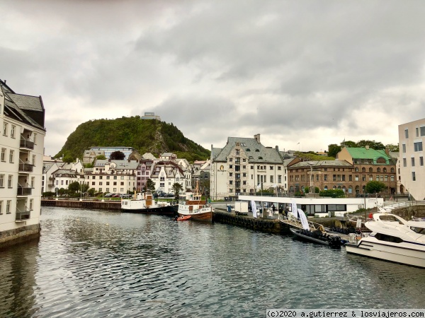 Puerto de Alesund con el mirador de Fjellstua al fondo
Puerto de Alesund con el mirador de Fjellstua al fondo
