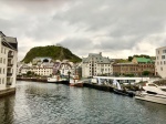 Puerto de Alesund con el mirador de Fjellstua al fondo