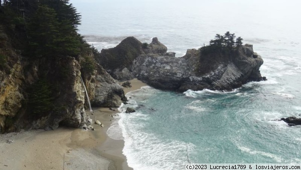 Pfeiffer state park, cascada Mcway
Pfeiffer state park, cascada  Mcway que cae en la playa
