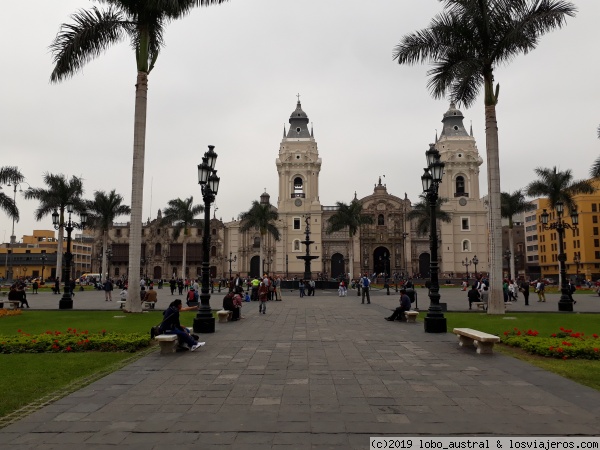 Plaza de Armas
Vista de la Catedral y del Arzobispado
