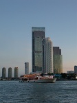 Barco y rascacielos en el rio