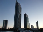Nuevos rascacielos a la orilla del rio