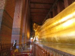 Buda inclinado en el Wat Pho visto desde los pies