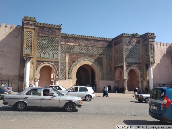 Puerta Bab Mansour
Impresionante puerta construida por el sultán Mulay Ismail, sigue siendo la más grande Marruecos y África del Norte.
