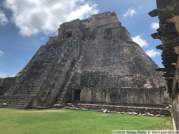 Uxmal - Santa Elena, Yucatán - Yacimiento arquitectónico de la cultura Maya - Zona Puuc
Edificios con muros bajos lisos con aberturas de frisos muy ornamentados, con representaciones de cabañas típicas mayas. Destacar la Pirámide del Adivino, con 5 niveles, y el Palacio del Gobernador que ocupa una extensión de más de 1.200m².
