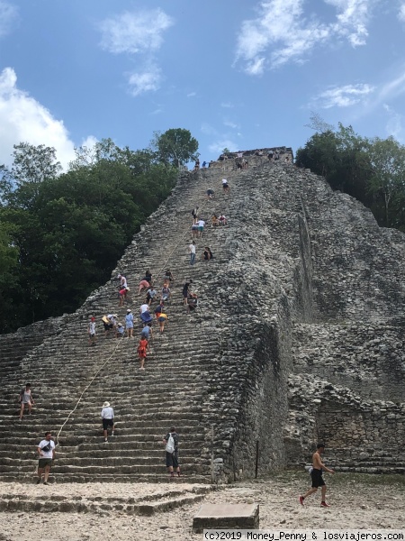 Cobá - Yacimiento arqueológico de la cultura maya pre-colombina - Quintana Roo
En su apogeo, su población era de 50.000 habitantes, y una extensión de 80km2. La mayor parte de la ciudad fue construida a mediados del periodo clásico de la civilización maya, entre los años 500 y 900 de nuestra era. Destacar la pirámide del Nohoch Mul, de 42m de altura.
