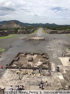 Teotihuacán - Pirámide de la Luna
Parte norte de Teotihuacán, su contorno imita al Cerro Gordo, llamado en náhuatl Tenan, que significa «madre o protector de piedra». Es la segunda edificación más grande de Teotihuacán, después de la “Pirámide del Sol