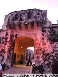 Campeche
Ciudad amurallada, la puerta de tierra, la puerta del mar, único acceso antiguo a la ciudad.
