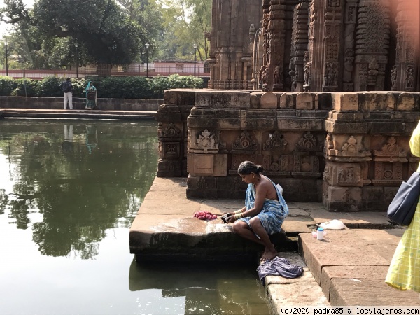 Mujer lavando en el estanque
Bhubaneswar, templo Parasurameswara
