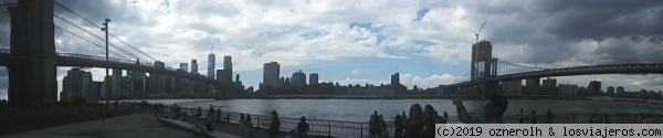 Panorámica desde Dumbo del Lower Manhattan entre dos puentes
Puente de Brooklyn a la izquierda y puente de Manhattan a la derecha con el Lower Manhattan al fondo
