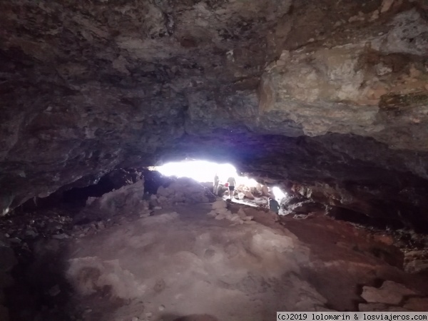 Faro Cap de Barbaria
Cueva situada junto al Faro, se entra por un hueco en el suelo y se recorre por dentro de ella hasta llegar hasta un precipicio bellisimo.
