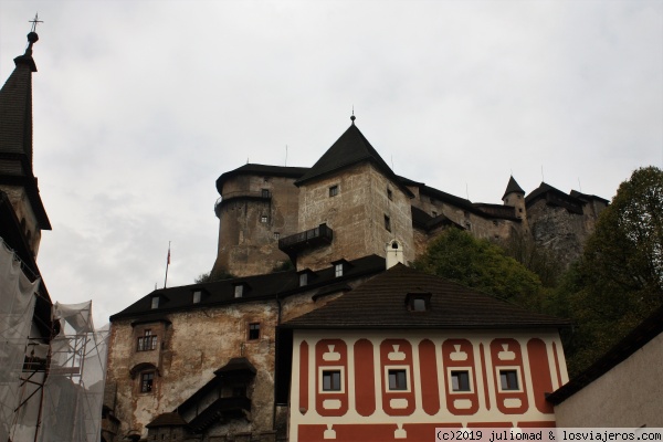 Desde el patio
Imagen del castillo de OStava desde el patio
