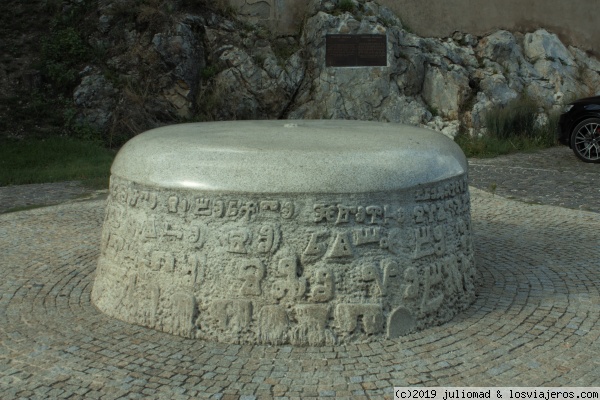 NITRA
Monumento a las primeras pakbaras escritas en Cirílico
