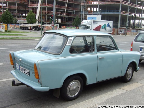 Berlín - Trabant
Trabant (el coche de la Alemania del Este) junto a la East Side Gallery
