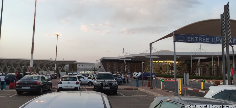 Foro de Vuelos A Marruecos: Aeropuerto de Marrakech (foto hecha desde donde se coge el bus)