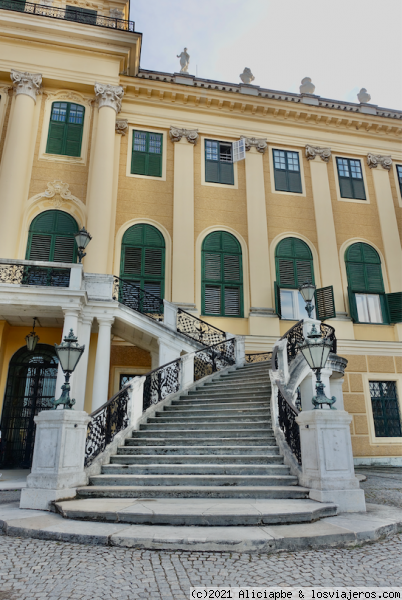 Escaleras palacio de Schönbrunn
Escaleras de entrada al palacio de Schönbrunn
