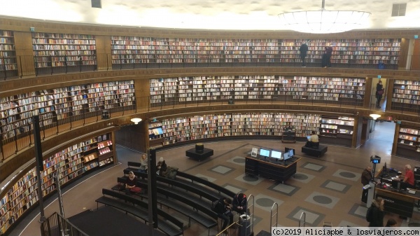 Stadsbiblioteke
Biblioteca pública en el centro de Normalm.
