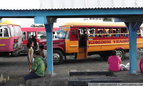 Apia, Samoa, Estacion de autobuses
Los autobuses en la isla de Upole llegan a todas partes a partir de la abierta estacion de la capital, Apia. Mejor sin cristales en las ventanas para este clima caluroso. Mayo 2016
