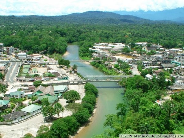 Tena Ecuador
Tena es una ciudad que se encuentra en el oriente Ecuariano. Es una ciudad muy tranquila que permite relajar y vivir una experiencia chill. Cuando fui me hospedé en un hostel en el medio del Amazonas lo que me pareció muy chevere! 
https://www.goraymi.com/es-ec/tena/tena-turismo-a0c56492d
