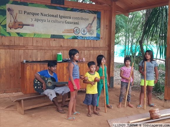 Iguazú niños guaranís
niños guaranís en parque nacional cataratas Iguazú
