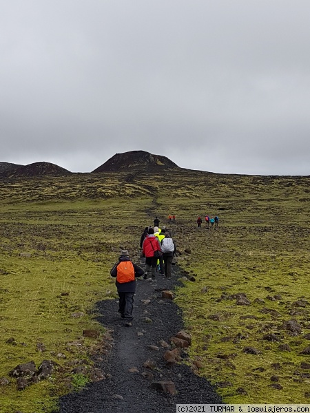 caminando hacia el cráter del volcan Thrihnukagigur,Islandia
caminando hacia el cráter del volcan Thrihnukagigur,Islandia
