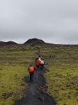 caminando hacia el cráter del volcan Thrihnukagigur,Islandia