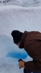 mi marido bebiendo agua del glaciar