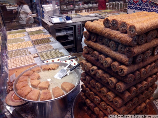 Yumiiii
Pastelería camino del hotel en Estambul. Verano 2015.
