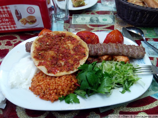 La cena en Onbasilar
Cena en Onbasilar, Estambul. Verano 2015.
