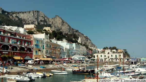 Marina grande.
Parece ser la entrada principal a la Isla de Capri para todos los ferrys provenientes del continente. La suciedad no parece tener cabida en esta isla.
