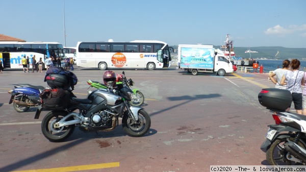 Çanakale.
Esperando el Ferry para cruzar el Estrecho de Dardanelos. Verano 2015.
