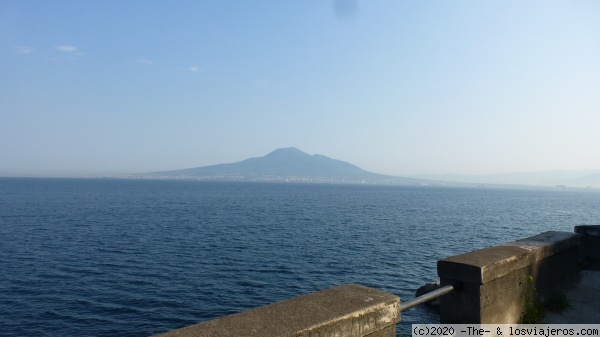 Vesubio.
Imagen del volcán tomada desde la carretera en Vico Equense o cercanías, al otro lado de la bahía.
