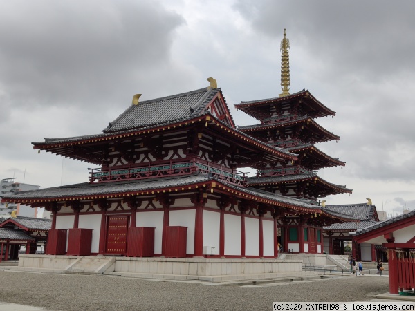 Templo budista de Shitennō-ji
Panorámica del pabellón principal y de la pagoda de cinco pisos del templo budista de Shitennō-ji
