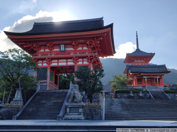 Puerta Nio-mon y pagoda en Kiyomizudera
Puerta Nio-mon de acceso al templo budista Kiyomizudera
