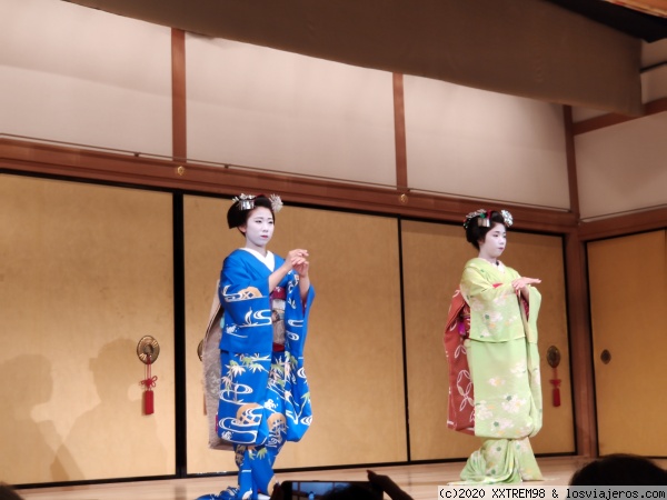 Representación del baile kyo-mai en el Gion Corner
Representación del baile kyo-mai por parte de dos maiko en el teatro Gion Corner
