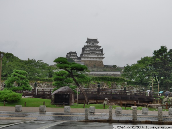 Castillo de Himeji en la lejanía
Vista del Castillo de Himeji desde el foso exterior
